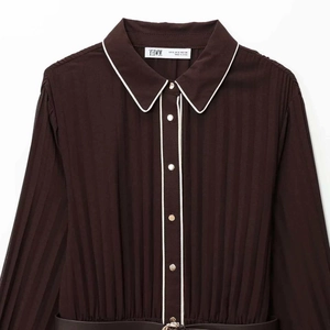 Robe midi plissée café avec passepoil blanc et ceinture pour un look d'été élégant