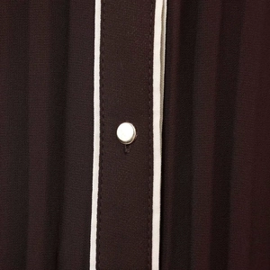 Robe midi plissée élégante avec bordure contrastée et bouton métallique à la taille