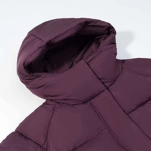 Piumino invernale da donna bordeaux con cappuccio in tessuto trapuntato e calda imbottitura