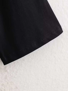 Détail de couture double sur l'ourlet d'un haut noir décontracté en coton doux