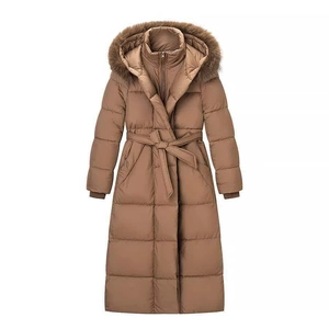 Manteau d'hiver long matelassé marron pour femme avec capuche en fourrure et ceinture