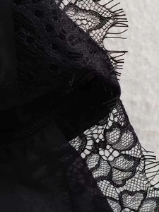 Gros plan détaillé sur la dentelle florale noire élégante pour haut d'été léger