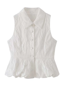 Détail du haut sans manches blanc à basque avec jacquard floral et boutons en tissu