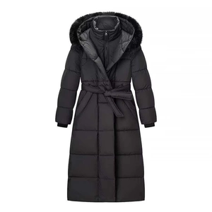 Manteau d'hiver long matelassé pour femme avec capuche en fourrure et taille nouée