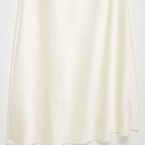 Robe longue élégante en satin ivoire avec col en V profond et détails en dentelle