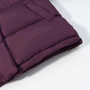 Dettaglio del cappotto trapuntato bordeaux con tessuto resistente all'acqua e coulisse