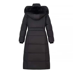 Manteau d'hiver long noir pour femme avec capuche en fourrure et ceinture, vue de dos