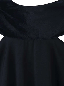 Detailaufnahme des schwarzen Samt- und Glattstoff-Patchworks mit Taillenausschnitt