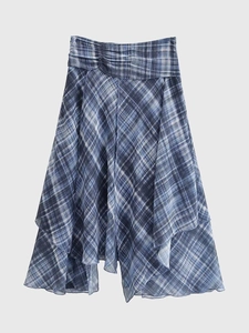 Détail d'une jupe midi asymétrique à carreaux bleus avec taille plissée et volants