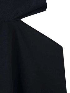 Detail des schwarzen Neckholder-Tops mit präzisen geometrischen Ausschnitten und Stricktextur