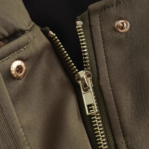 Giacca bomber marrone scuro alla moda con cerniera metallica dorata e bottoni a pressione