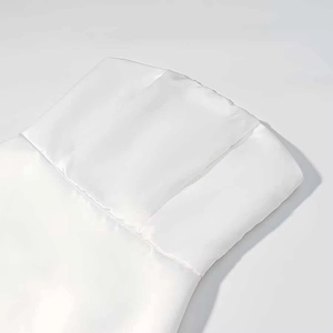Détail du tissu en satin blanc montrant une texture lisse et des coutures plates précises