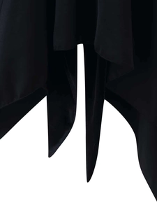 Detail des unregelmäßigen Handtuchsaums und des glatten matten schwarzen Stoffes vom Top