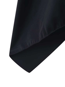 Detailaufnahme des matt schwarzen Stoffes mit hochwertiger Maschinennäht am Nackenoberteil