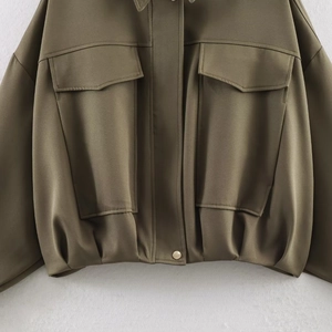 Giacca bomber verde militare da donna con spalle scese e bordo inferiore a pieghe