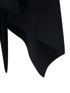 Detailansicht eines schwarzen Neckholder-Tops mit unregelmäßigem Saum und mattem Stoff