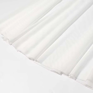 Vue macro détaillée du tissu de tulle blanc superposé avec texture plissée fine