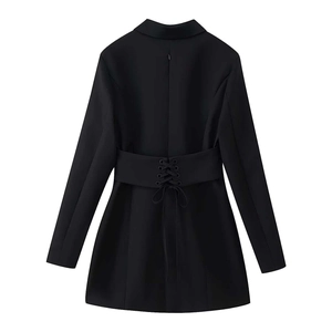 Vestido blazer negro para mujer con detalle de cordones en la espalda y corte entallado