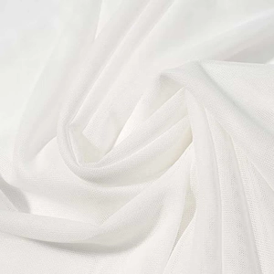 Gros plan détaillé sur le tissu en mesh blanc translucide à la texture douce et fine