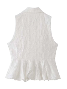 Vue détaillée du haut péplum blanc sans manches en tissu jacquard texturé à motifs feuilles