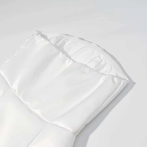 Détails de couture interne et structure du bustier sur robe en satin blanc