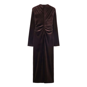 Robe longue élégante en velours marron foncé à manches longues et taille plissée ajustée