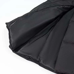 Détail de la doublure matelassée noire avec coutures de qualité sur manteau d'hiver