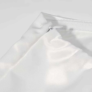 Détail de la fermeture éclair invisible et des coutures de taille sur la robe blanche