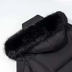 Détail d'une parka d'hiver montrant la texture matelassée et la capuche en fourrure