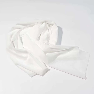 Vue détaillée d'une robe en maille blanche avec une texture plissée légère