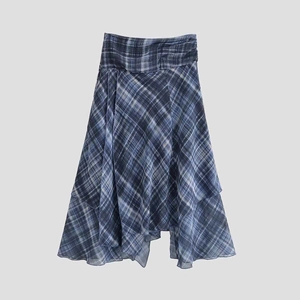 Détail d'une jupe midi à carreaux asymétrique avec taille plissée et motif bleu marine