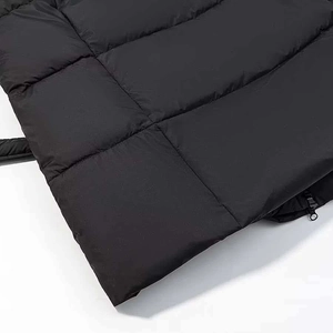 Détail d'une veste d'hiver matelassée carrée avec fermeture éclair noire en métal