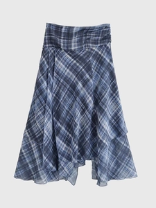 Détail d'une jupe midi à carreaux asymétrique avec ourlet en tulle léger multicouche