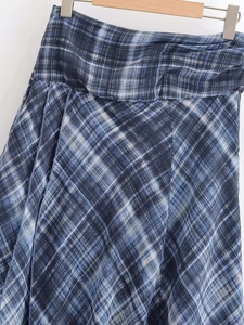 Vue détaillée du tissu de la jupe midi à carreaux bleu et blanc avec taille plissée