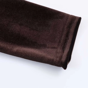 Vue détaillée du tissu en velours marron foncé avec couture soignée sur le poignet