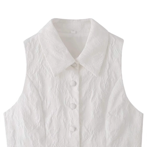 Haut blanc sans manches à revers élégant avec jacquard floral et boutons en tissu