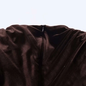 Gros plan détaillé de la fermeture éclair invisible sur robe en velours marron foncé
