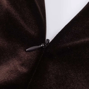 Robe en velours marron foncé avec détail de fermeture éclair invisible de haute qualité