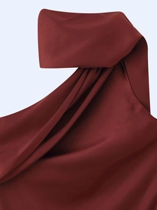 Gros plan d'une robe midi en satin bordeaux avec plis drapés élégants et texture de soie