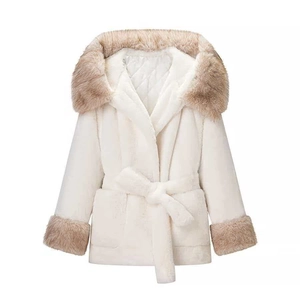 Manteau en fausse fourrure crème avec col marron, ceinture nouée et doublure matelassée