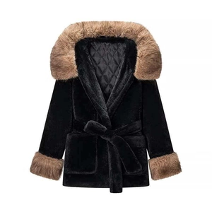 Abrigo de invierno negro para mujer con cuello de piel sintética marrón y cinturón