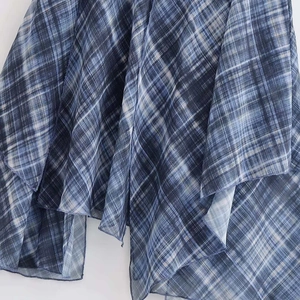 Jupe midi à carreaux bleu et blanc avec ourlet asymétrique et tissu tissé léger
