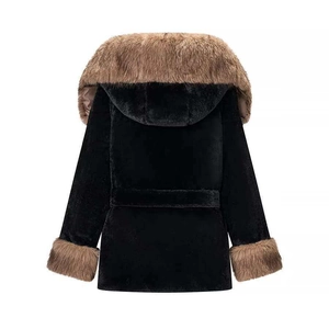 Vue arrière détaillée du manteau d'hiver avec grand col et poignets en fausse fourrure