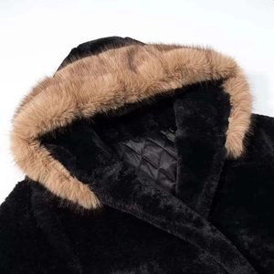 Détail du manteau d'hiver montrant la doublure matelassée noire et la fausse fourrure