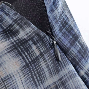Jupe midi asymétrique à carreaux bleu et noir avec une fermeture éclair invisible