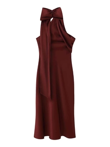 Détail de la robe en satin bordeaux foncé avec décolleté licou et grand nœud élégant