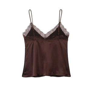 Top caraco en satin de soie marron café avec col en V en dentelle et fines bretelles