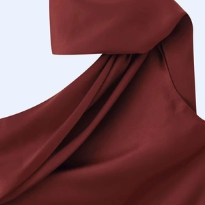 Robe midi asymétrique bordeaux élégante en satin soyeux avec des détails plissés