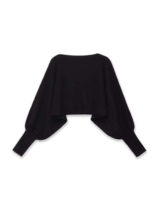 Detailansicht eines schwarzen Strickpullovers mit Puffärmeln und Rippbündchen