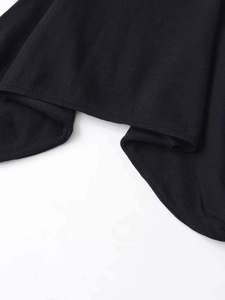 Detailansicht der schwarzen Stricktextur und Saumnaht eines Pullovers mit Puffärmeln